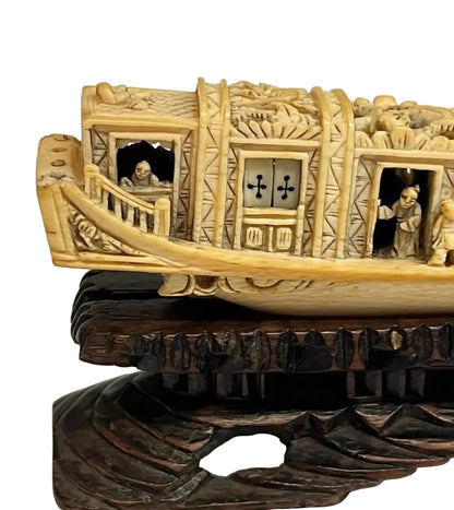 "סירת תענוגות סינית" (Houseboat) – ׳גילוף מיניאטורי וירטואוזי עשיר בפרטים | חומר אורגני | חלונות זזים | בסיס עץ אבוני מגולף | עתיק / וינטג'
