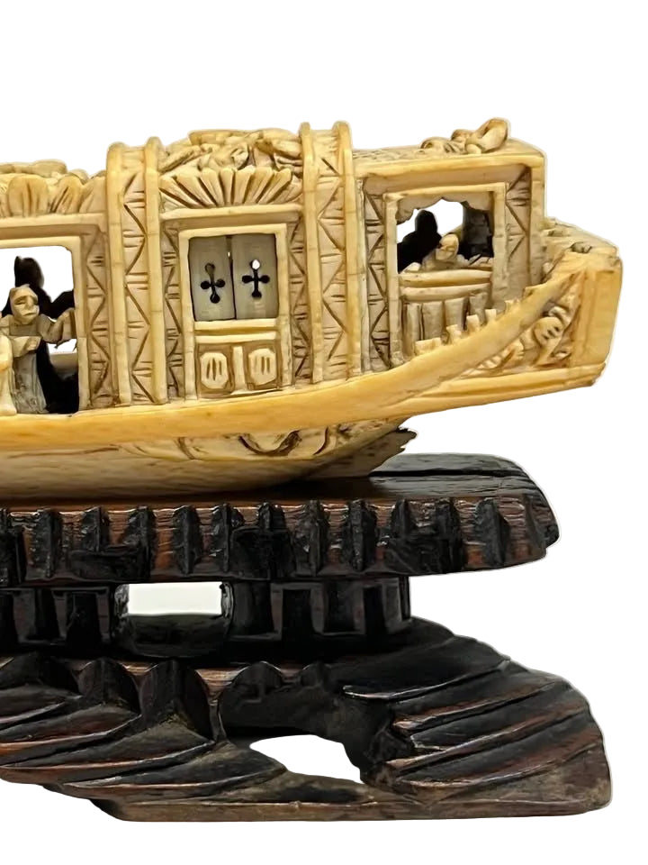 "סירת תענוגות סינית" (Houseboat) – ׳גילוף מיניאטורי וירטואוזי עשיר בפרטים | חומר אורגני | חלונות זזים | בסיס עץ אבוני מגולף | עתיק / וינטג'