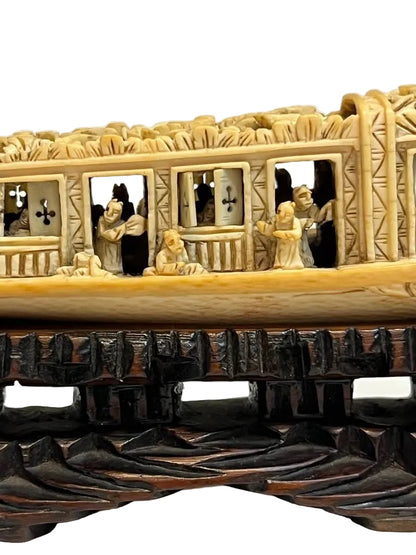"סירת תענוגות סינית" (Houseboat) – ׳גילוף מיניאטורי וירטואוזי עשיר בפרטים | חומר אורגני | חלונות זזים | בסיס עץ אבוני מגולף | עתיק / וינטג'