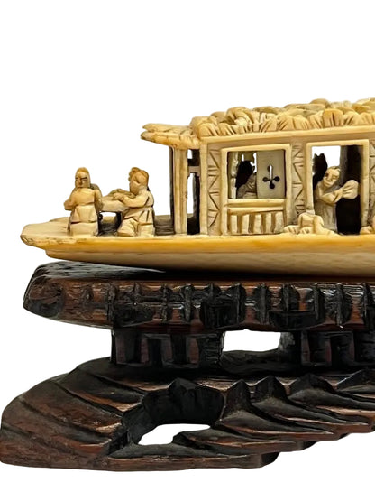 "סירת תענוגות סינית" (Houseboat) – ׳גילוף מיניאטורי וירטואוזי עשיר בפרטים | חומר אורגני | חלונות זזים | בסיס עץ אבוני מגולף | עתיק / וינטג'