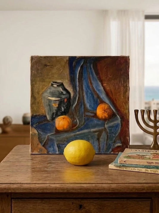 מ. ברצ'יאנו (M. Barciano) | טבע דומם על בד כחול (1934) | שמן על לוח קרטון | מודרניזם איטלקי קלאסי