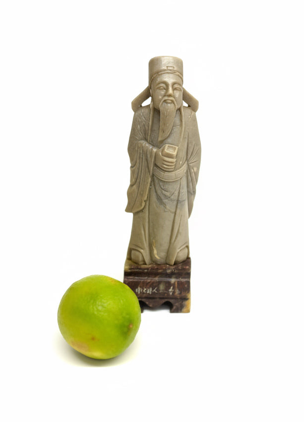 "המשורר הדגול לי באיי" (Li Bai) – פסל סיני עתיק מגולף באבן סבון (Soapstone) | המאה ה-20 | נושא כיתוב בחזית