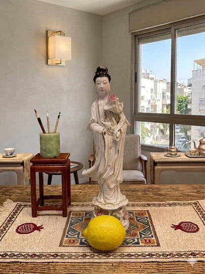 אלת הרחמים קוואן יין (Kwan Yin) – פסל פורצלן סיני מרשים בעיטורי זהב | וינטג' | חתום