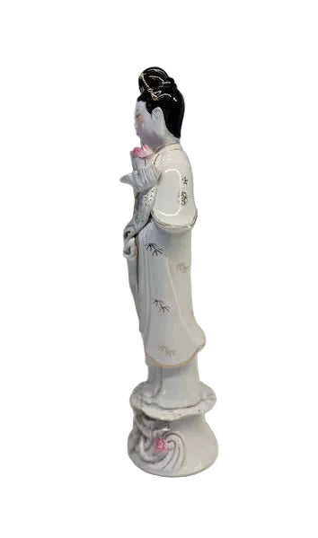 אלת הרחמים קוואן יין (Kwan Yin) – פסל פורצלן סיני מרשים בעיטורי זהב | וינטג' | חתום