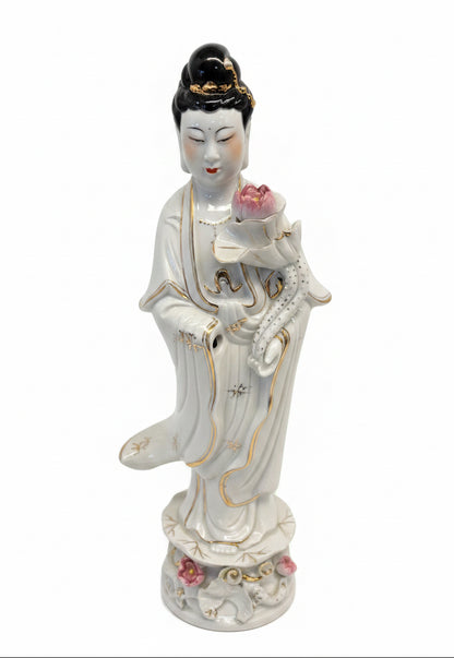 אלת הרחמים קוואן יין (Kwan Yin) – פסל פורצלן סיני מרשים בעיטורי זהב | וינטג' | חתום