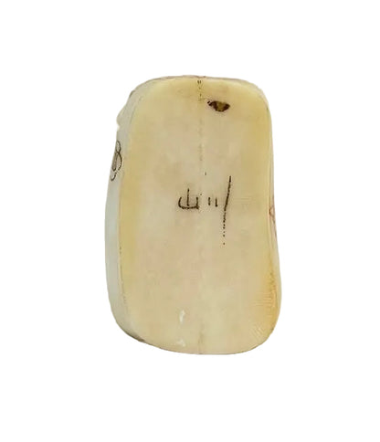 פסלון נטסקה (Netsuke) יפני עתיק: תינוק צוחק בעריסה | עצם מגולפת | חתום
