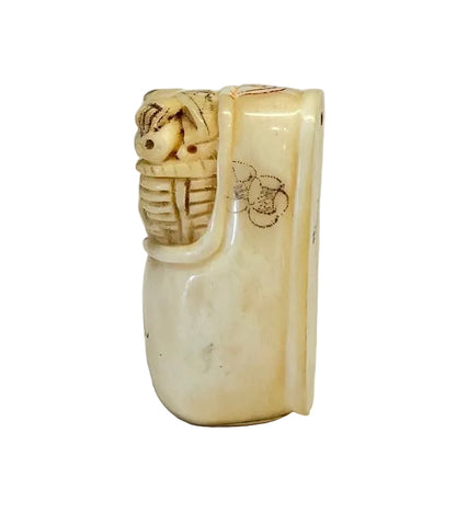 פסלון נטסקה (Netsuke) יפני עתיק: תינוק צוחק בעריסה | עצם מגולפת | חתום