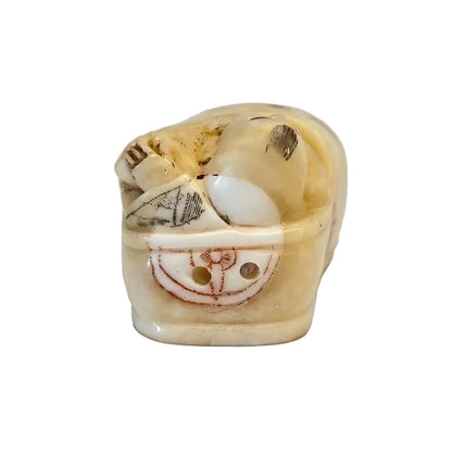 פסלון נטסקה (Netsuke) יפני עתיק: תינוק צוחק בעריסה | עצם מגולפת | חתום