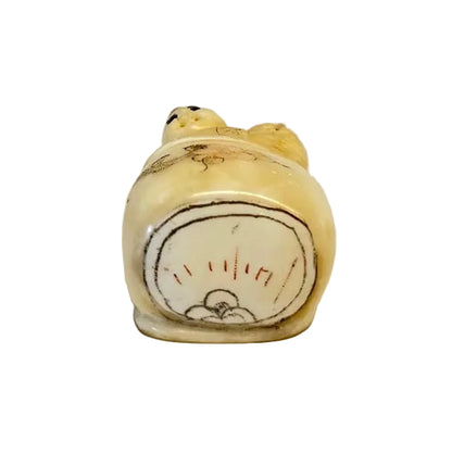 פסלון נטסקה (Netsuke) יפני עתיק: תינוק צוחק בעריסה | עצם מגולפת | חתום