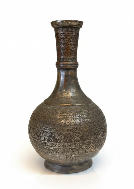 בסיס נרגילה פרסי עתיק ("קוזה") – אגרטל נחושת מצופה בדיל | חריטה ידנית עשירה | איספהאן, תחילת המאה ה-20