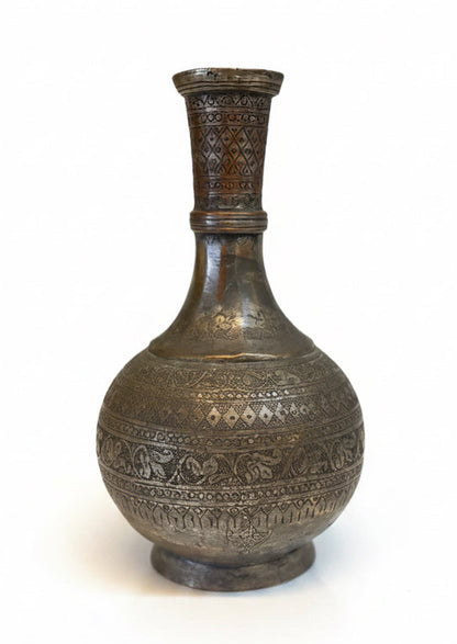 בסיס נרגילה פרסי עתיק ("קוזה") – אגרטל נחושת מצופה בדיל | חריטה ידנית עשירה | איספהאן, תחילת המאה ה-20
