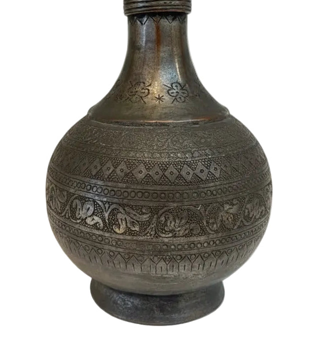 בסיס נרגילה פרסי עתיק ("קוזה") – אגרטל נחושת מצופה בדיל | חריטה ידנית עשירה | איספהאן, תחילת המאה ה-20