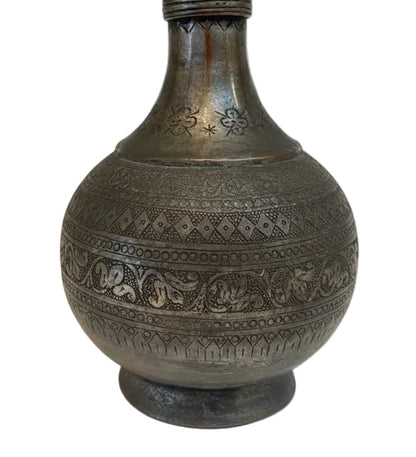 בסיס נרגילה פרסי עתיק ("קוזה") – אגרטל נחושת מצופה בדיל | חריטה ידנית עשירה | איספהאן, תחילת המאה ה-20