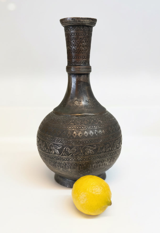 בסיס נרגילה פרסי עתיק ("קוזה") – אגרטל נחושת מצופה בדיל | חריטה ידנית עשירה | איספהאן, תחילת המאה ה-20