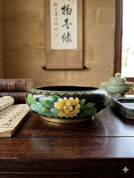 קערת קלאזונה (Cloisonné) סינית וינטג' – אמייל צבעוני על נחושת מוזהבת | מוטיב אדמוניות וציפורי שיר | המחצית השנייה של המאה ה-20