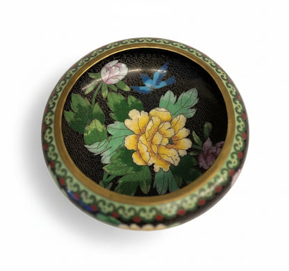 קערת קלאזונה (Cloisonné) סינית וינטג' – אמייל צבעוני על נחושת מוזהבת | מוטיב אדמוניות וציפורי שיר | המחצית השנייה של המאה ה-20