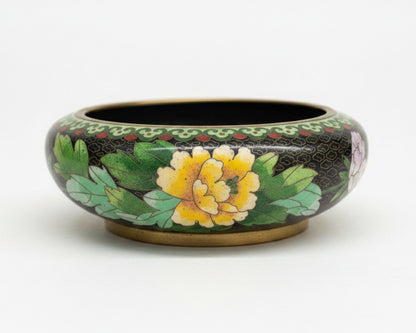 קערת קלאזונה (Cloisonné) סינית וינטג' – אמייל צבעוני על נחושת מוזהבת | מוטיב אדמוניות וציפורי שיר | המחצית השנייה של המאה ה-20