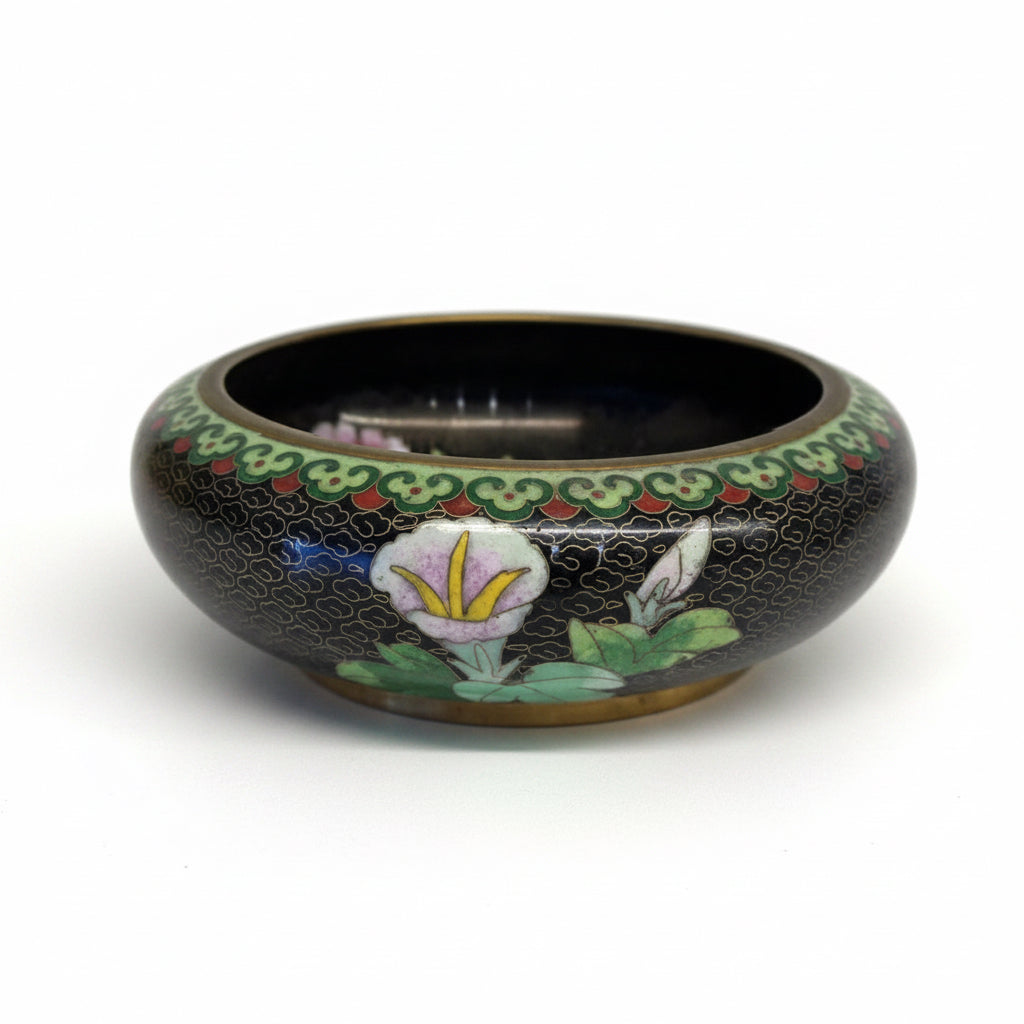 קערת קלאזונה (Cloisonné) סינית וינטג' – אמייל צבעוני על נחושת מוזהבת | מוטיב אדמוניות וציפורי שיר | המחצית השנייה של המאה ה-20