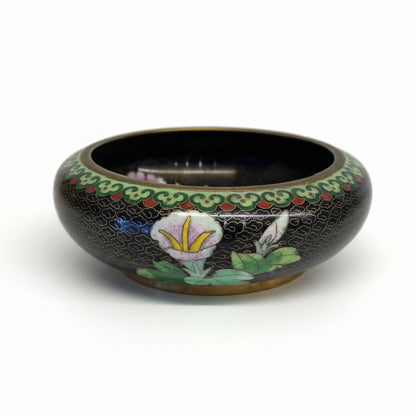 קערת קלאזונה (Cloisonné) סינית וינטג' – אמייל צבעוני על נחושת מוזהבת | מוטיב אדמוניות וציפורי שיר | המחצית השנייה של המאה ה-20