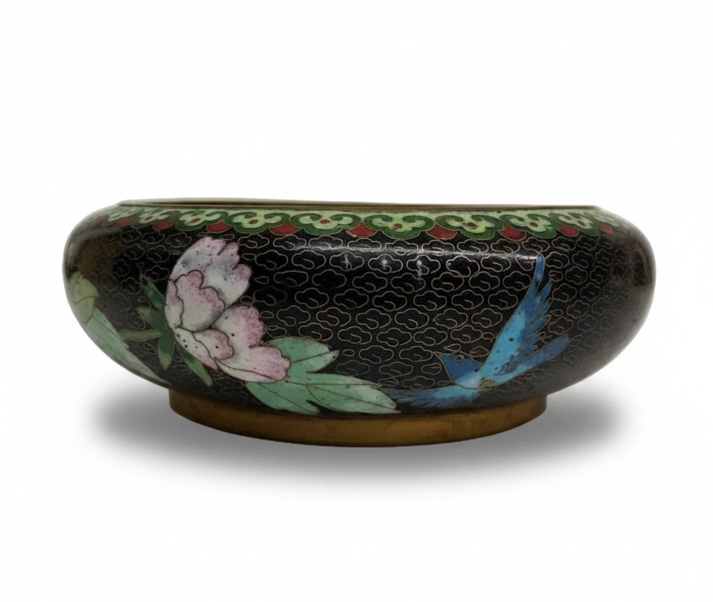 קערת קלאזונה (Cloisonné) סינית וינטג' – אמייל צבעוני על נחושת מוזהבת | מוטיב אדמוניות וציפורי שיר | המחצית השנייה של המאה ה-20
