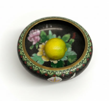 קערת קלאזונה (Cloisonné) סינית וינטג' – אמייל צבעוני על נחושת מוזהבת | מוטיב אדמוניות וציפורי שיר | המחצית השנייה של המאה ה-20