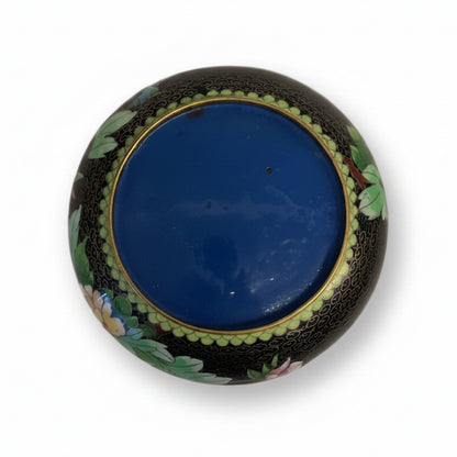 קערת קלאזונה (Cloisonné) סינית וינטג' – אמייל צבעוני על נחושת מוזהבת | מוטיב אדמוניות וציפורי שיר | המחצית השנייה של המאה ה-20
