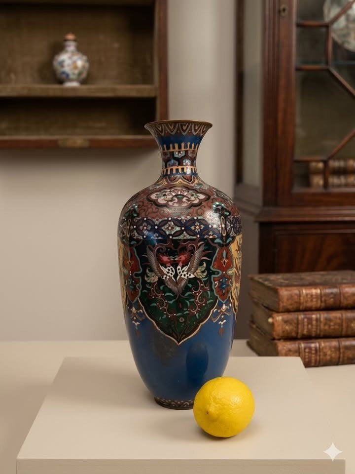 אגרטל קלאזונה (Cloisonné) יפני מוזיאוני – תקופת מייג'י (שלהי המאה ה-19) | נחושת ואמייל בעבודת יד | מוטיב פניקס ודרקונים