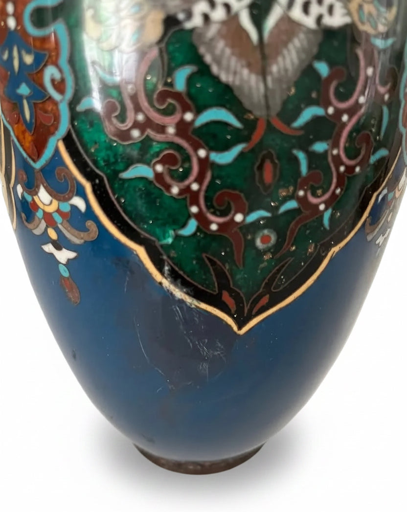 אגרטל קלאזונה (Cloisonné) יפני מוזיאוני – תקופת מייג'י (שלהי המאה ה-19) | נחושת ואמייל בעבודת יד | מוטיב פניקס ודרקונים