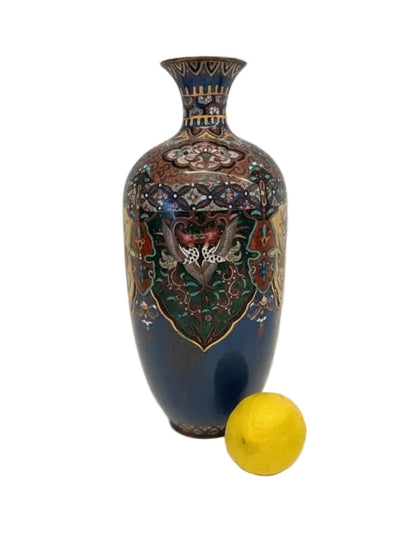אגרטל קלאזונה (Cloisonné) יפני מוזיאוני – תקופת מייג'י (שלהי המאה ה-19) | נחושת ואמייל בעבודת יד | מוטיב פניקס ודרקונים