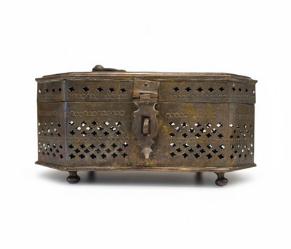 קופסת צרצרים (Cricket Box) אוריינטלית וינטג' – נחושת ופליז בעבודת חסר וחריטה ידנית | הודו, אמצע המאה ה-20