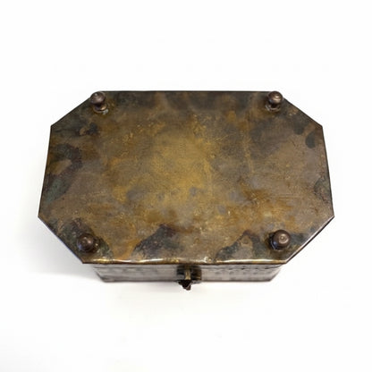 קופסת צרצרים (Cricket Box) אוריינטלית וינטג' – נחושת ופליז בעבודת חסר וחריטה ידנית | הודו, אמצע המאה ה-20