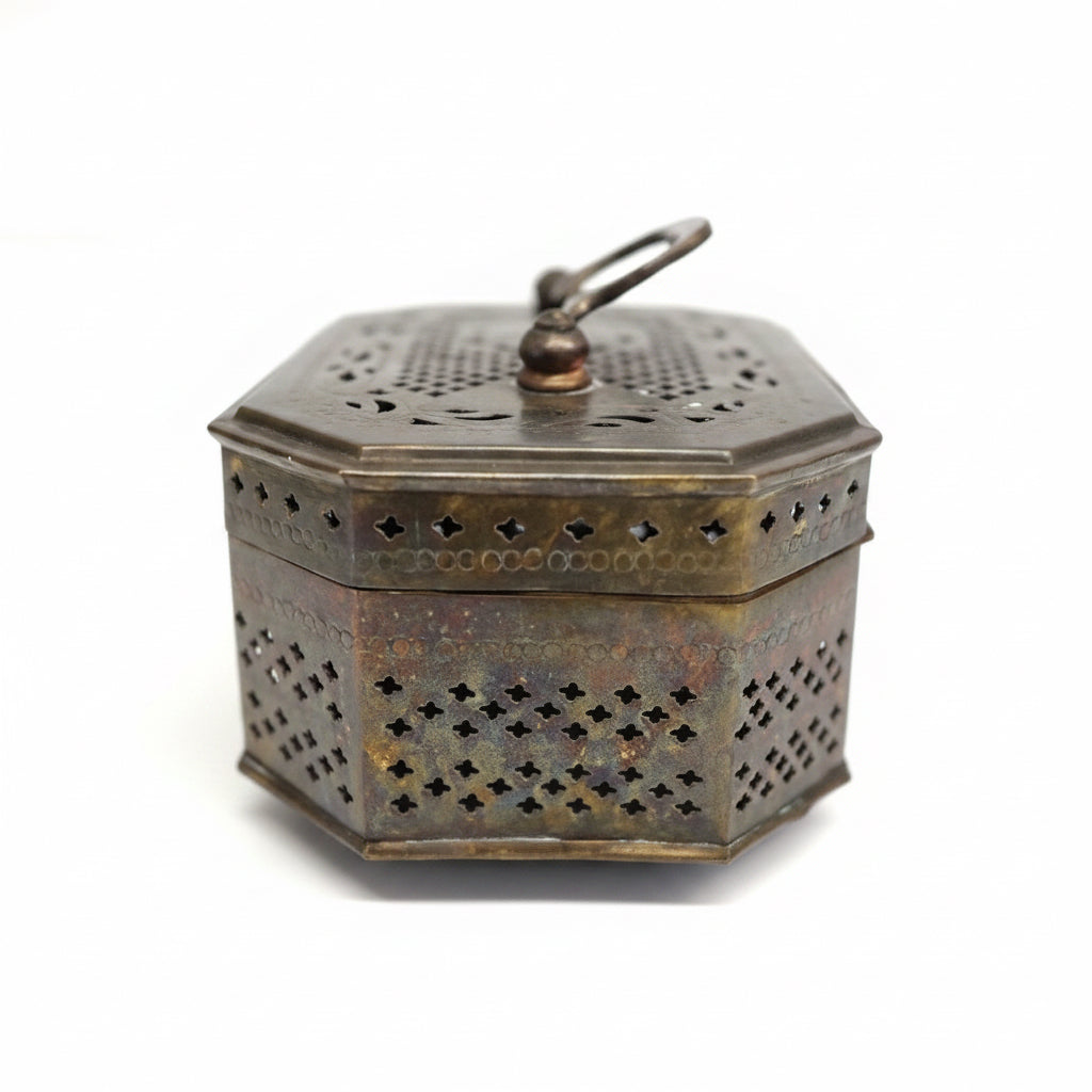 קופסת צרצרים (Cricket Box) אוריינטלית וינטג' – נחושת ופליז בעבודת חסר וחריטה ידנית | הודו, אמצע המאה ה-20