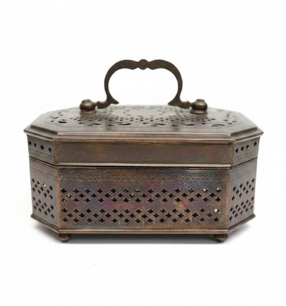 קופסת צרצרים (Cricket Box) אוריינטלית וינטג' – נחושת ופליז בעבודת חסר וחריטה ידנית | הודו, אמצע המאה ה-20