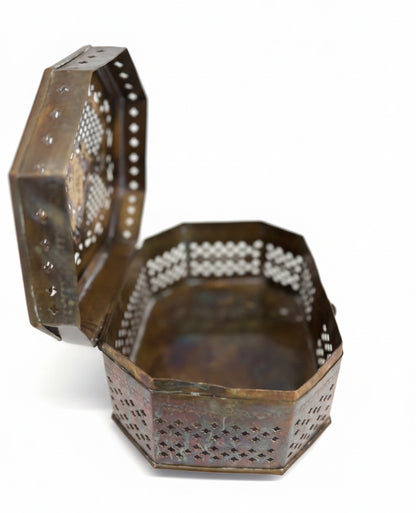 קופסת צרצרים (Cricket Box) אוריינטלית וינטג' – נחושת ופליז בעבודת חסר וחריטה ידנית | הודו, אמצע המאה ה-20