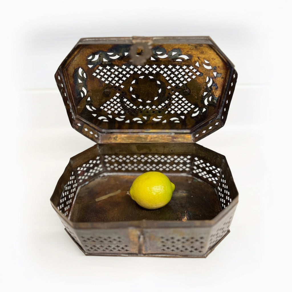 קופסת צרצרים (Cricket Box) אוריינטלית וינטג' – נחושת ופליז בעבודת חסר וחריטה ידנית | הודו, אמצע המאה ה-20