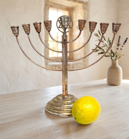 חנוכיית קנים וינטג׳ | נחושת בציפוי כסף | ארץ ישראל, שנות ה-40 (תקופת המנדט)