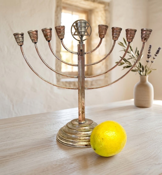 חנוכיית קנים וינטג׳ | נחושת בציפוי כסף | ארץ ישראל, שנות ה-40 (תקופת המנדט)