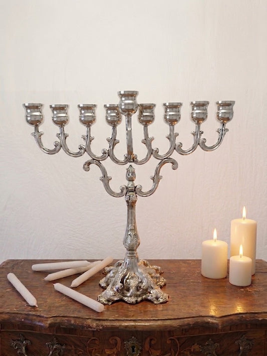 חנוכיית "ברוק" מפוארת | פיוטר (Pewter) בציפוי כסף | שמש נשלף | סגנון אירופאי קלאסי