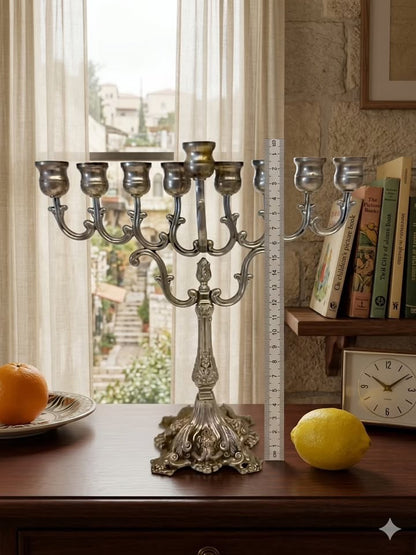 חנוכיית "ברוק" מפוארת | פיוטר (Pewter) בציפוי כסף | שמש נשלף | סגנון אירופאי קלאסי