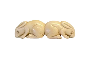 פסלון נטסקה (Netsuke) יפני מגולף בעבודת יד – צמד ארנבים | חתום