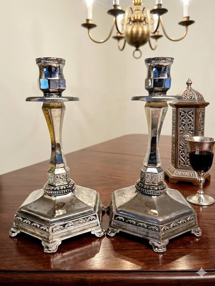 זוג פמוטי שבת וינטג' ישראליים מפוארים – יציקת פיוטר כבדה בציפוי כסף | תוצרת "ארטו" (ARTO), שנות ה-50/60 | חתומים
