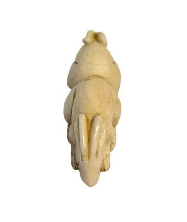 פסלון נטסקה (Netsuke) יפני מגולף בעבודת יד – צמד ארנבים | חתום