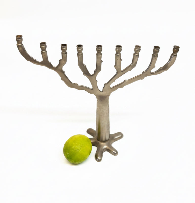 חנוכיית פיוטר מודרנית בעיצוב פיסולי "עץ החיים" – גימור סאטן-מט יוקרתי | יודאיקה עכשווית