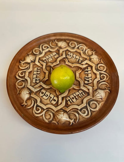 צלחת סדר פסח בעיצוב אליעזר וייסהוף