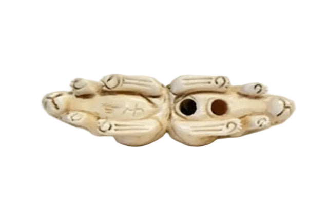 פסלון נטסקה (Netsuke) יפני מגולף בעבודת יד – צמד ארנבים | חתום