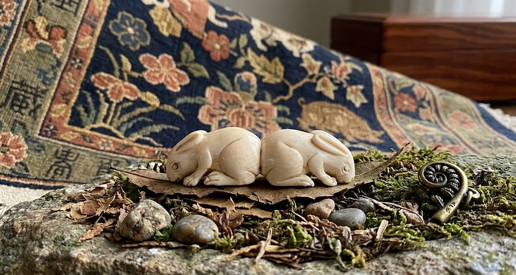 פסלון נטסקה (Netsuke) יפני מגולף בעבודת יד – צמד ארנבים | חתום
