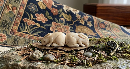 פסלון נטסקה (Netsuke) יפני מגולף בעבודת יד – צמד ארנבים | חתום
