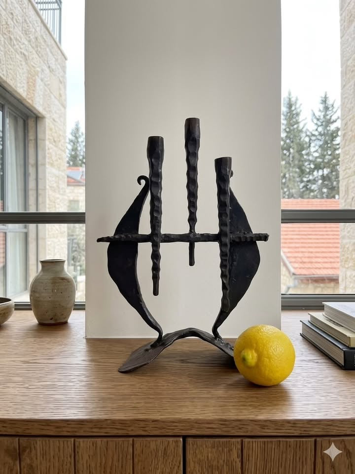 דוד פלומבו, פמוט תלת קני בצורת נבל דוד