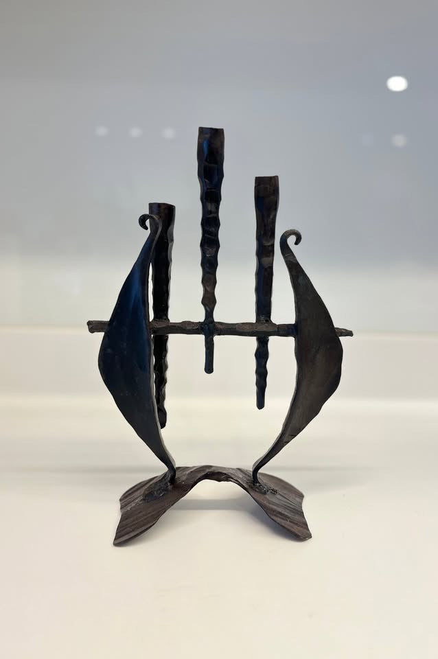 דוד פלומבו, פמוט תלת קני בצורת נבל דוד