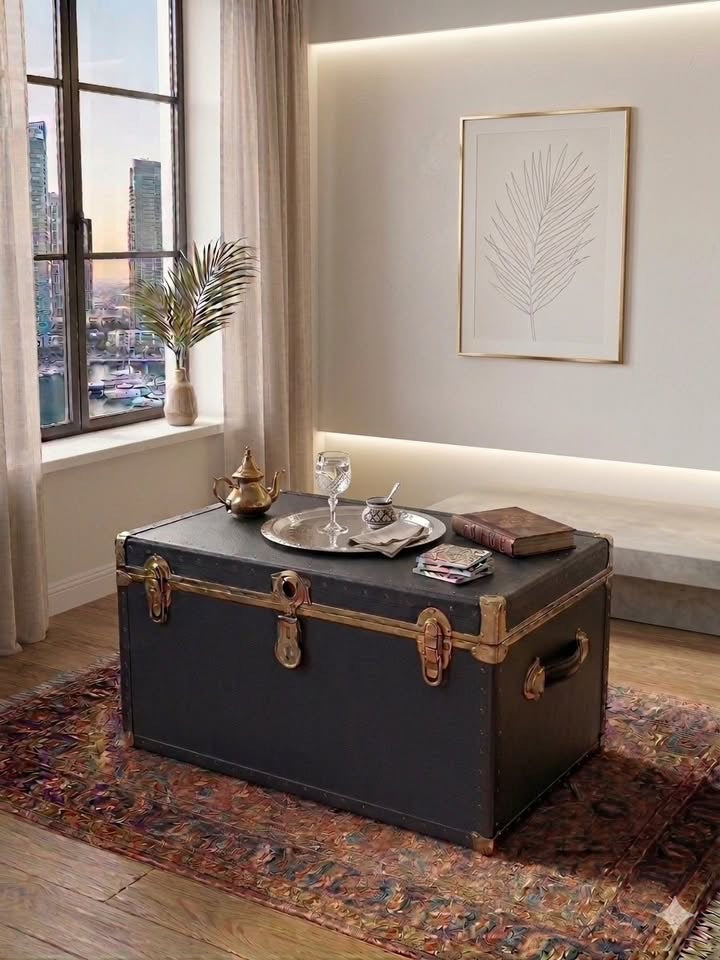 ארגז מסעות עתיק "Steamer Trunk" שנות ה-30/40 – עץ ונחושת | מצב אספני נדיר | מושלם כשולחן קפה מעצב לסלון